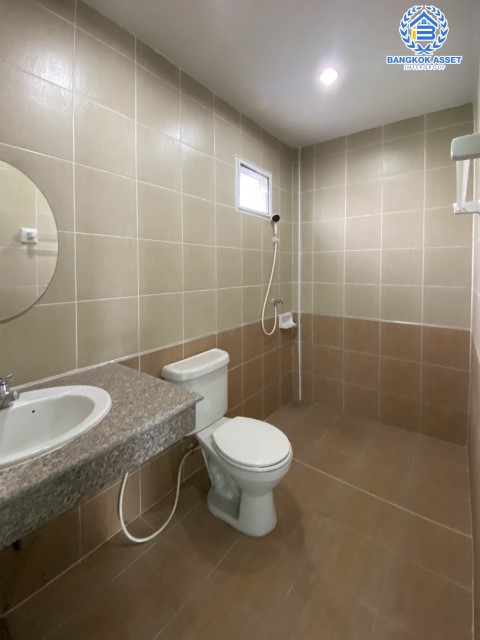 *****ทาวน์เฮ้าส์มือสอง โครงการ บัวทองธานี พาร์ควิลล์ 12 กาญจนาภิเษก หลังมุม! บนเนื้อที่ 28 ตร.ว. ฟังก์ชัน 3 ห้องนอน 2 ห้องน้ำ 1 ที่จอดรถ แถมฟรี! เครื่องปรับอากาศ เครื่องทำน้ำอุ่น ไม่เคยเข้าอยู่ ใกล้เซ็นทรัลเวสต์เกต เพียง 5 นาทีก็ถึงรถไฟฟ้าสายสีม่วง "สถานีบางพลู"